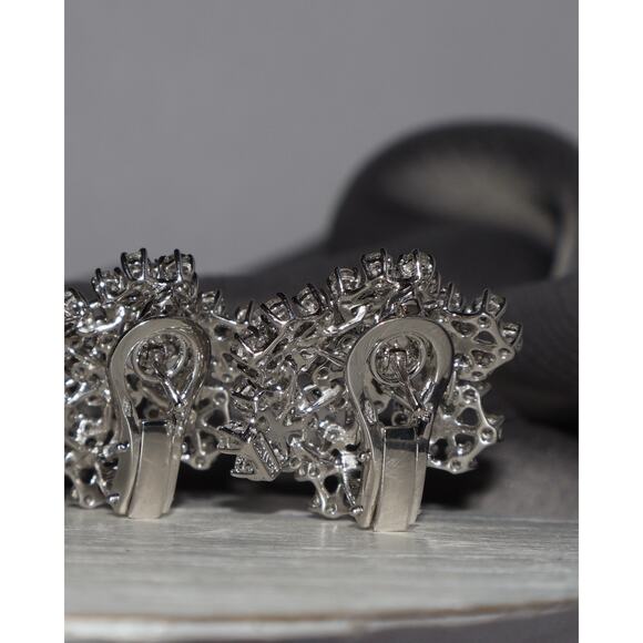 Piranesi 18k White Gold Dimond Flower Earrings 17G / 1 In / 2.94 tcw